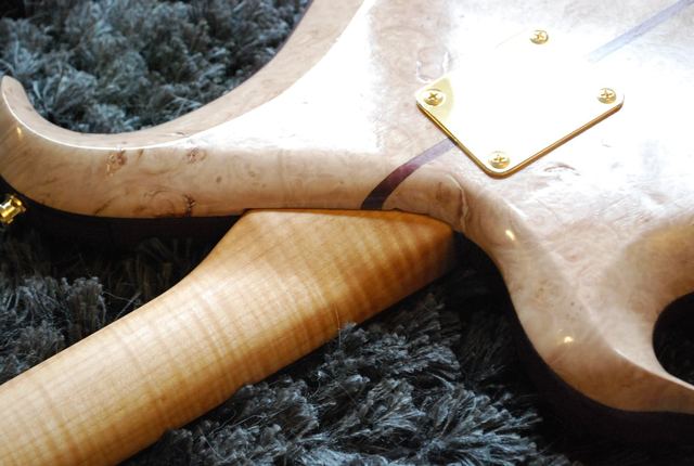 Figured back and sculpted neck heel